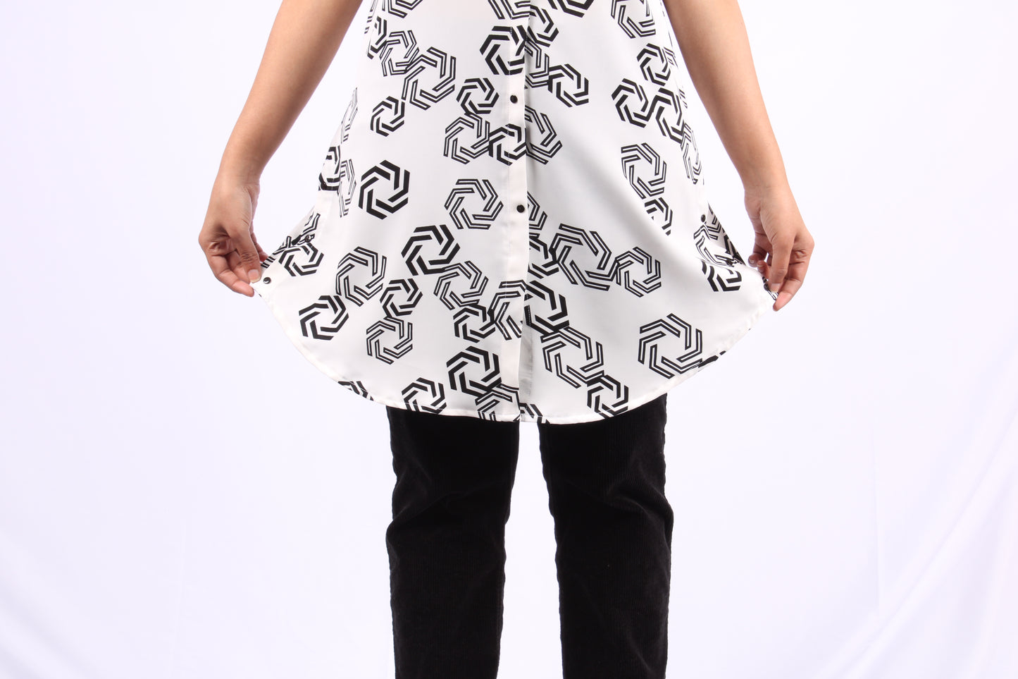 701 d - Kurti/Tunic - White & black abstract print.